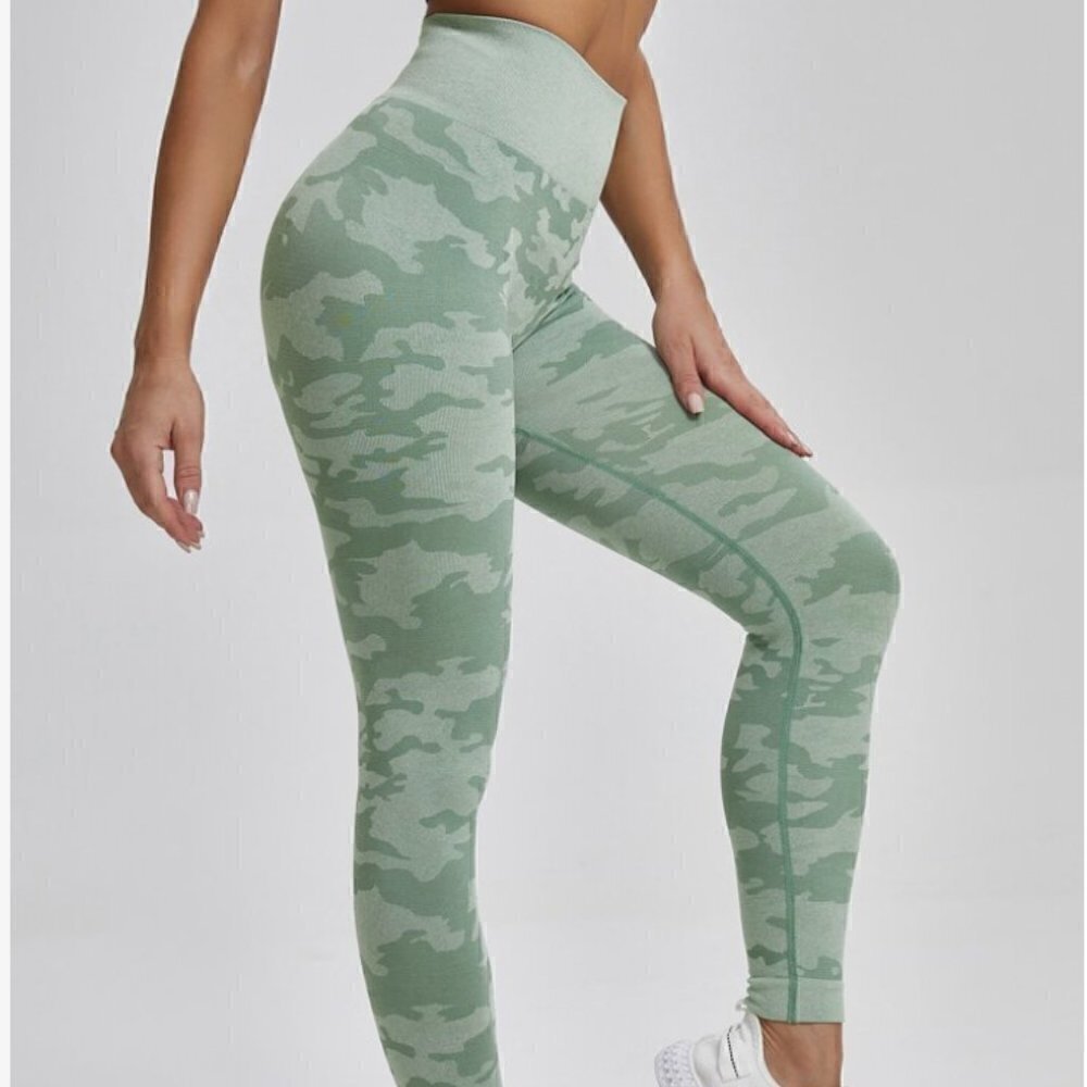 Camo High Waisted Scrunch Butt Leggings Size Large